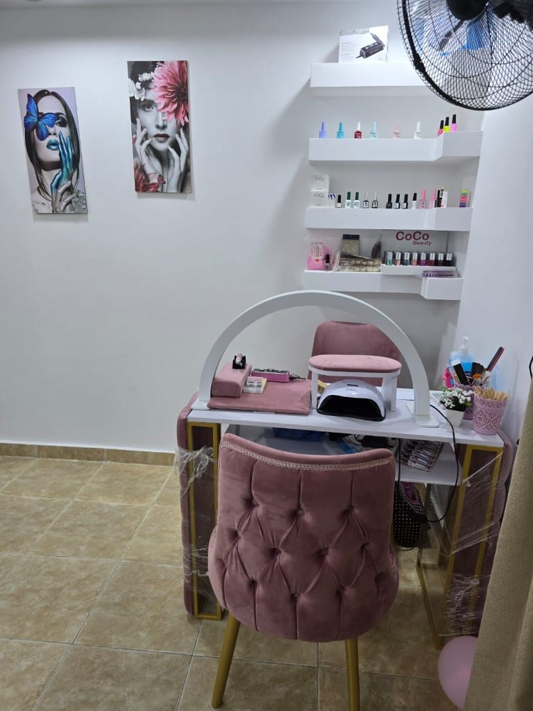 ركن تركيب الأظافر والجل المتخصص